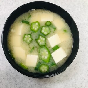 オクラと豆腐の味噌汁